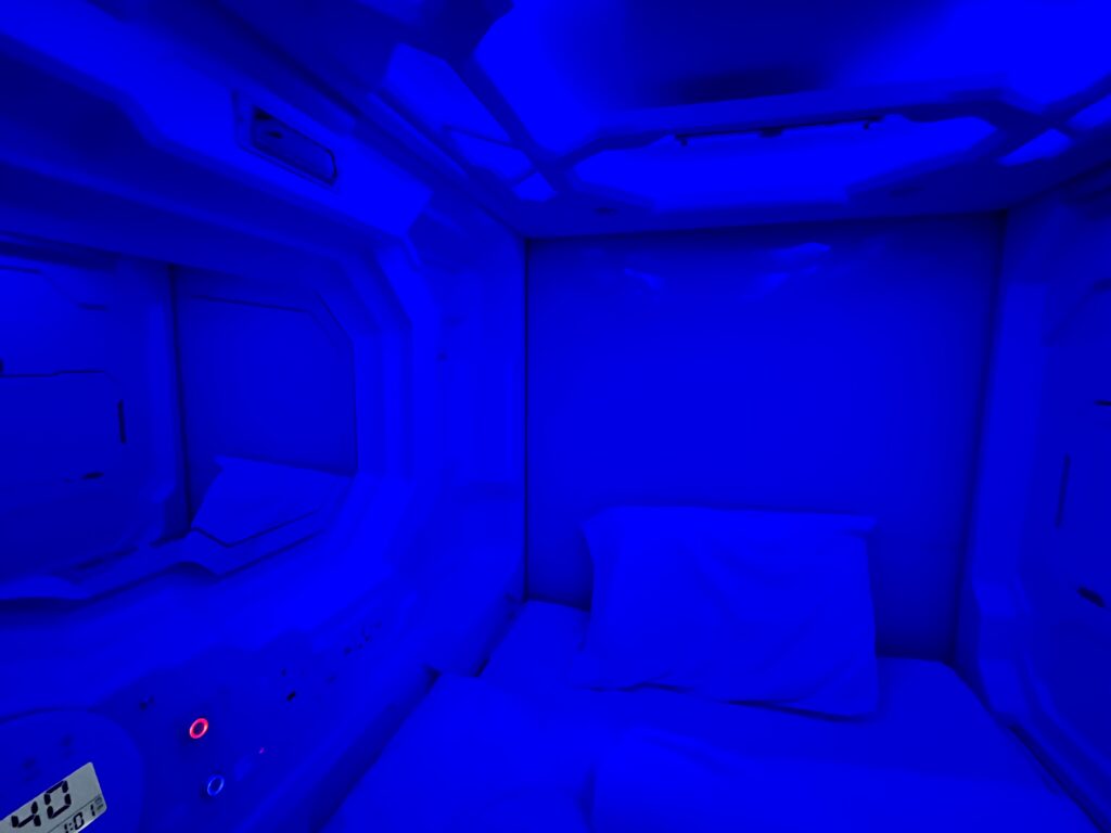 Space Hotel @ Kuala Lumpur Chinatown（スペースホテル）のカプセルベッドの内部