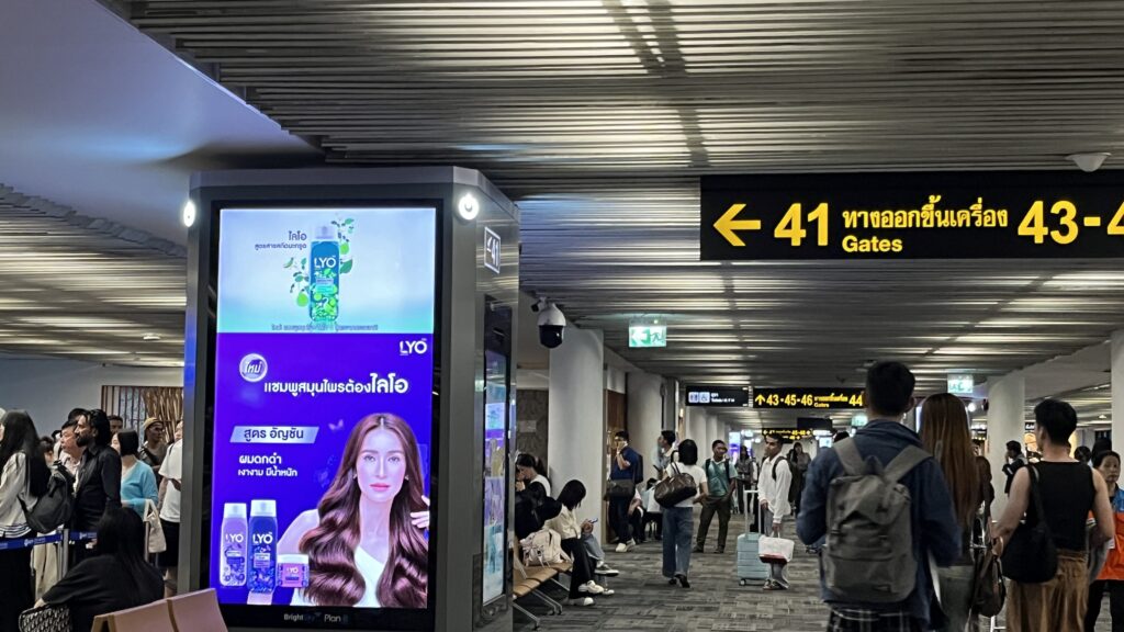 ドンムアン空港の。乗客で混雑している搭乗口付近