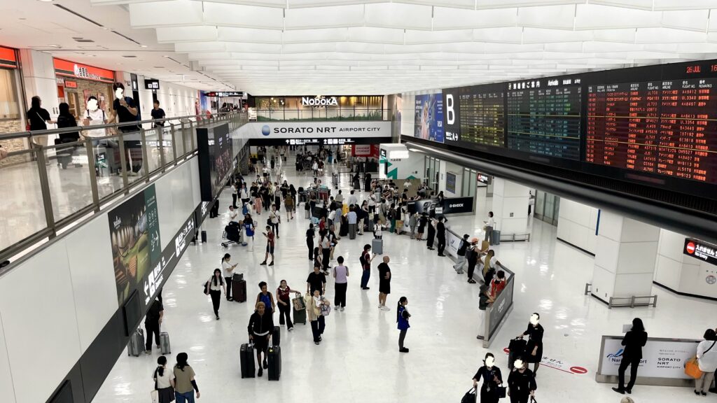 2階から撮影した成田国際空港第二ターミナル、多くの観光客が行き交う