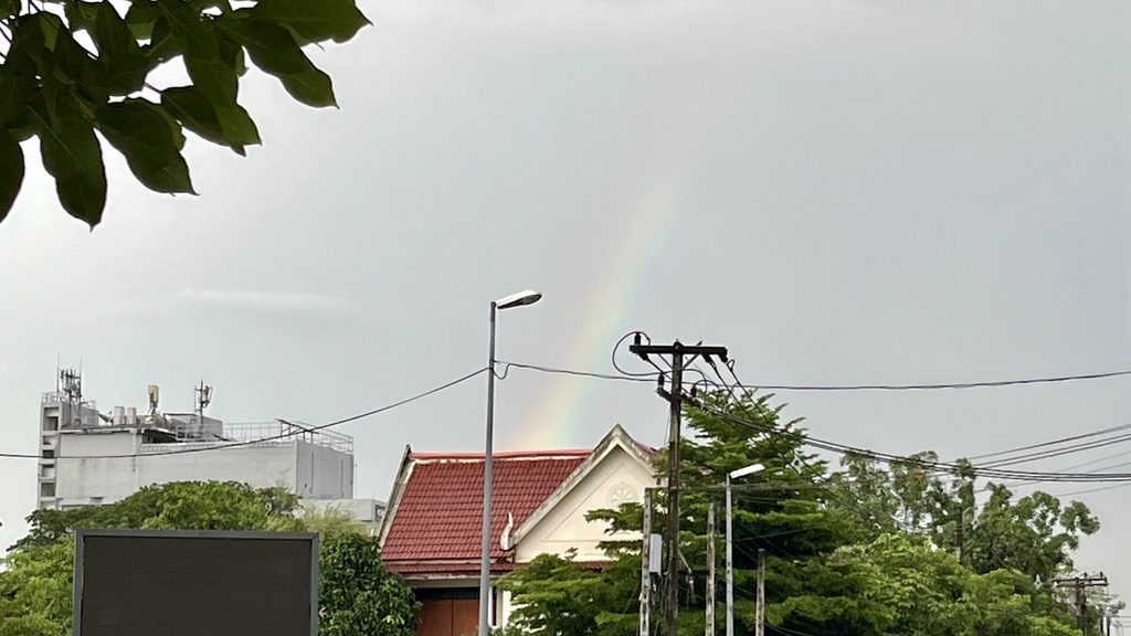 チェンマイの空に現れた雨上がりの虹、家と木々が見える
