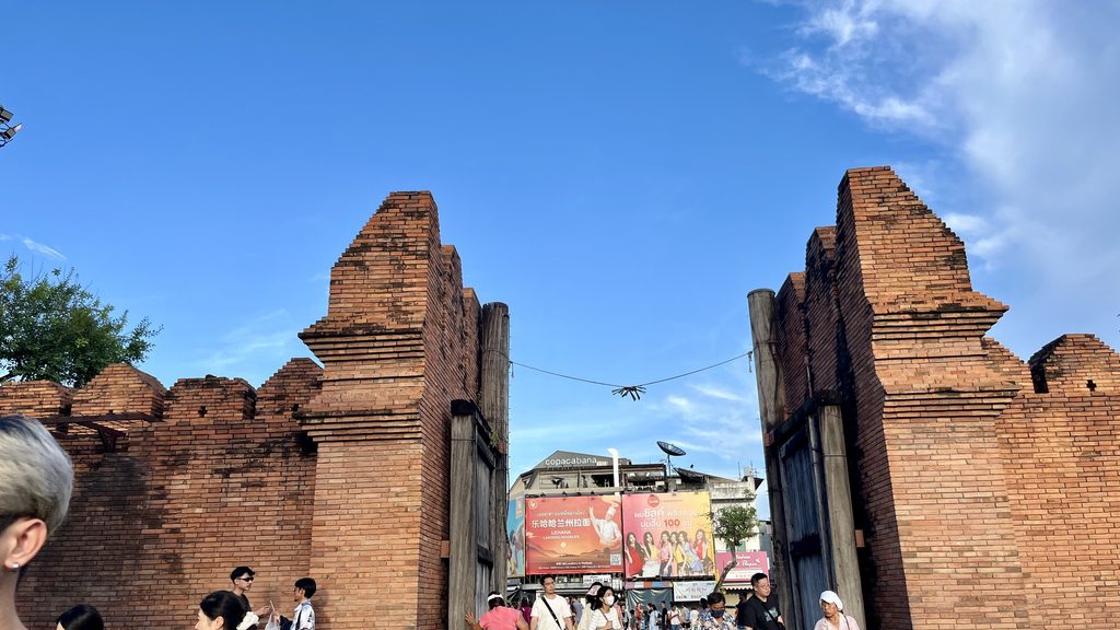 チェンマイ旧市街にあるターペー門、多くの人が集まる