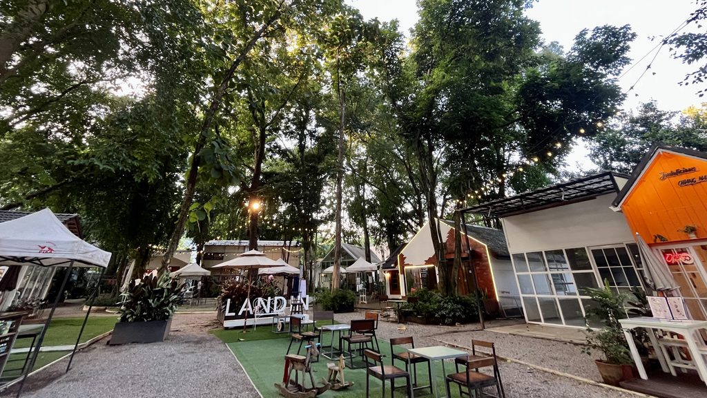 Landin前にある広い敷地、椅子とテーブルが並ぶ