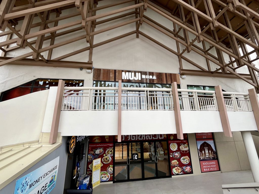 セントラルエアポートの奥にあるエントランス、無印良品の看板が目印