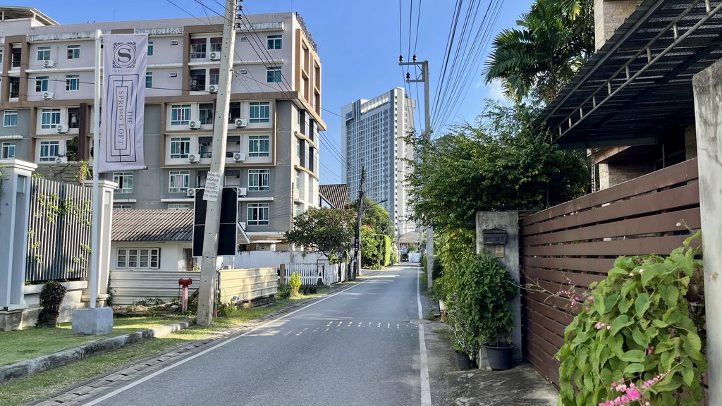 チェンマイの午後、住宅街にコンドミニアムや一軒家が並ぶ