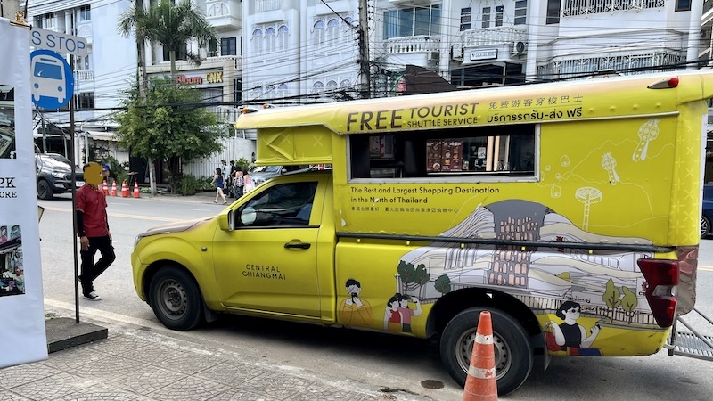 ニマンヘミン・N PARC前に停まる無料シャトルバスと、左側に立つ制服姿の運転手