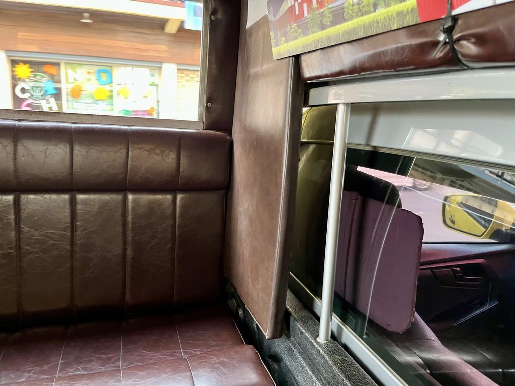 無料シャトルバスの車内、古い座席シートである