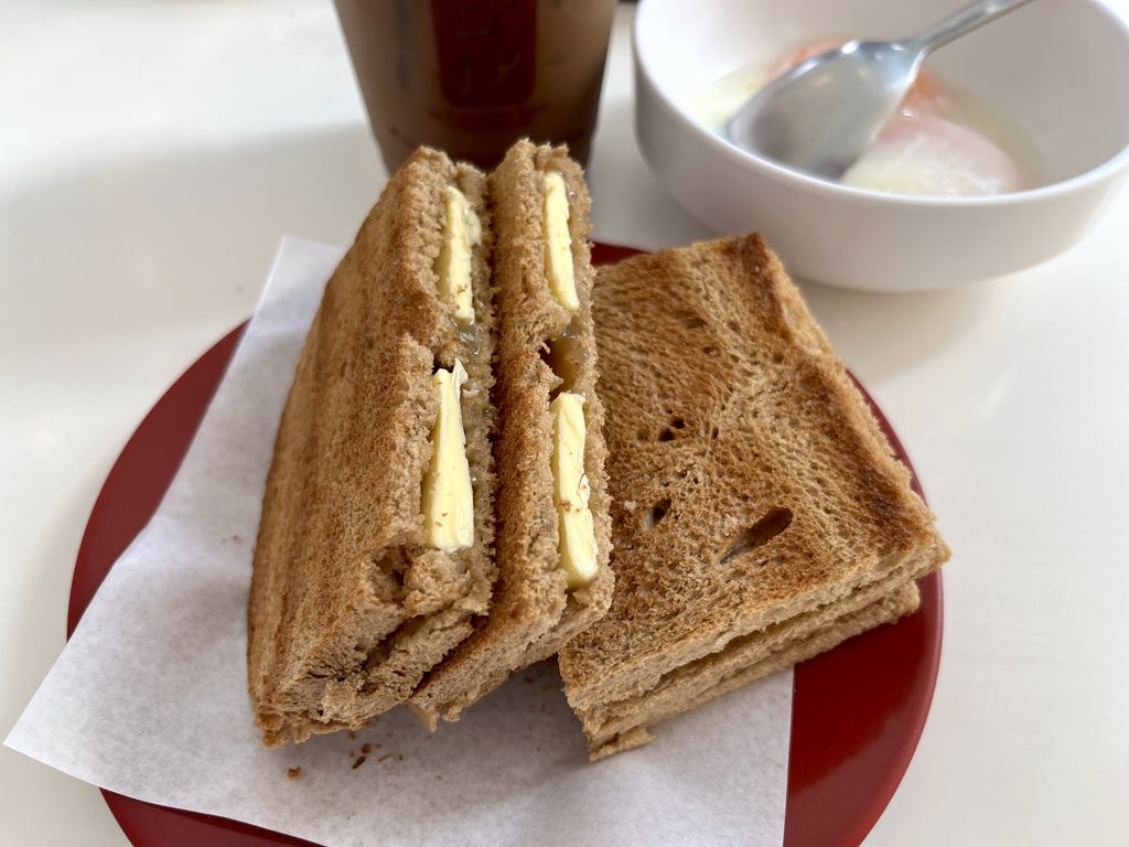 ニマンヘミンにあるYa Kun Kaya Toast、カヤトーストとコピのセット