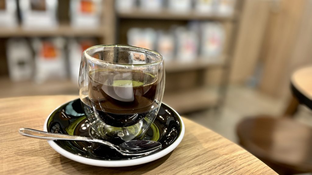 テーブルにホットコーヒが置かれている