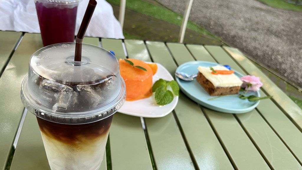 Landin前の庭のテーブルに並べられたケーキと飲み物