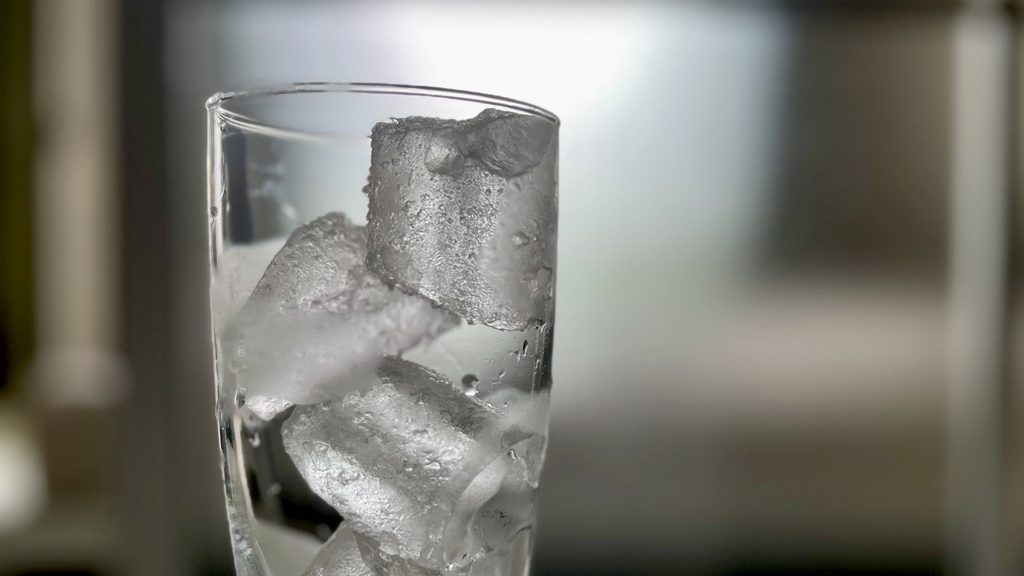グラスに工場で作られた円柱形の氷がが入っている