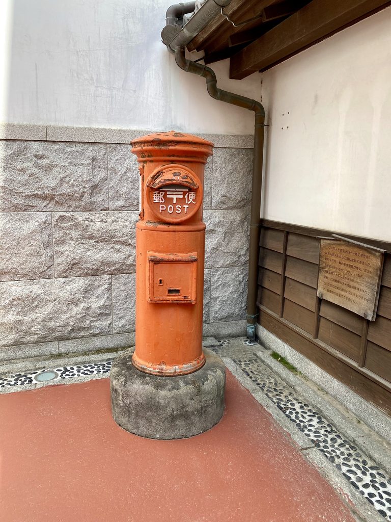 福岡の資料館で撮影した、丸い古い郵便ポスト
