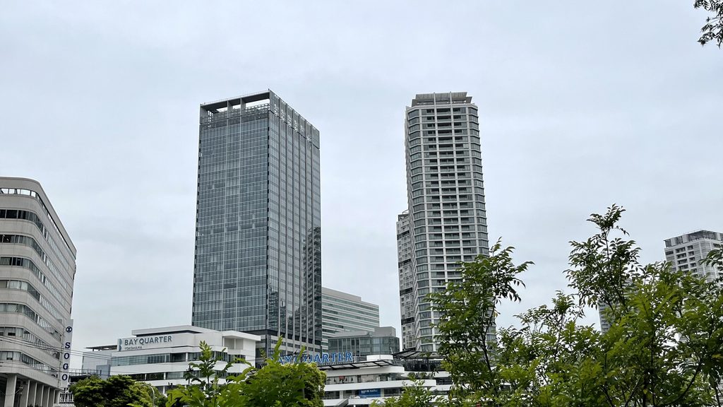 横浜ベイクウォーターと高層ビル、手前に木々が見える