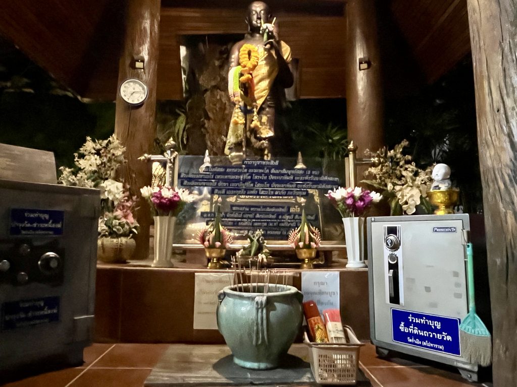 ワット・ラムプーン内の祀られている仏像