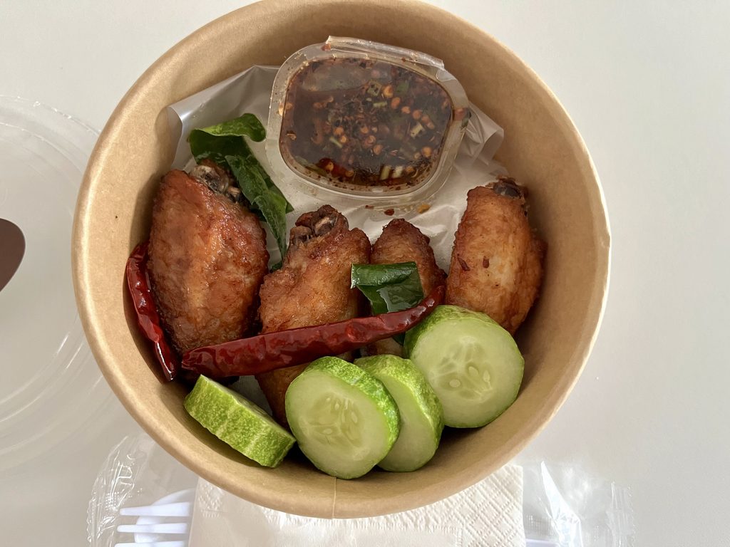 伝統的なディップソースが添えられた、タイ風フライドチキン（ガイトート）のお弁当
