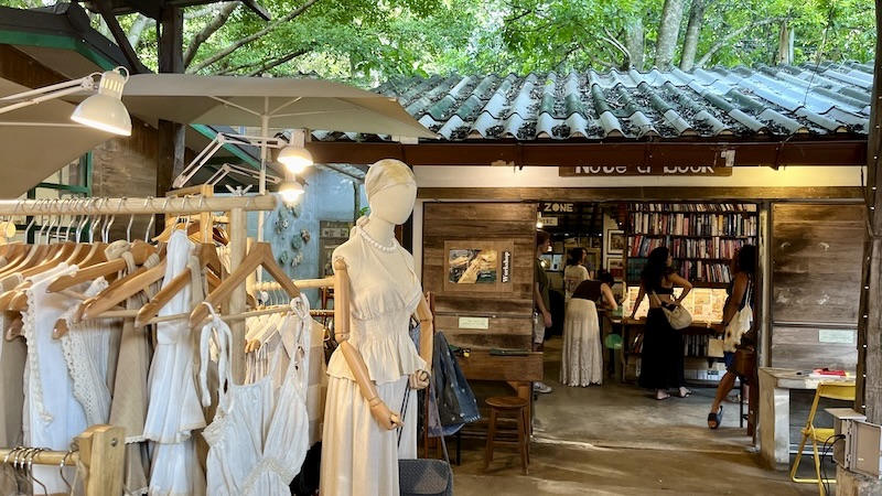 バーン・カーン・ワット内の店舗、白いワンピースが並ぶ