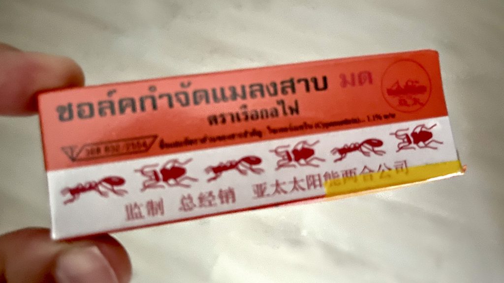 チェンマイのホームセンターで売っている、蒸気船マークのアリ・ゴキブリ駆除用チョーク