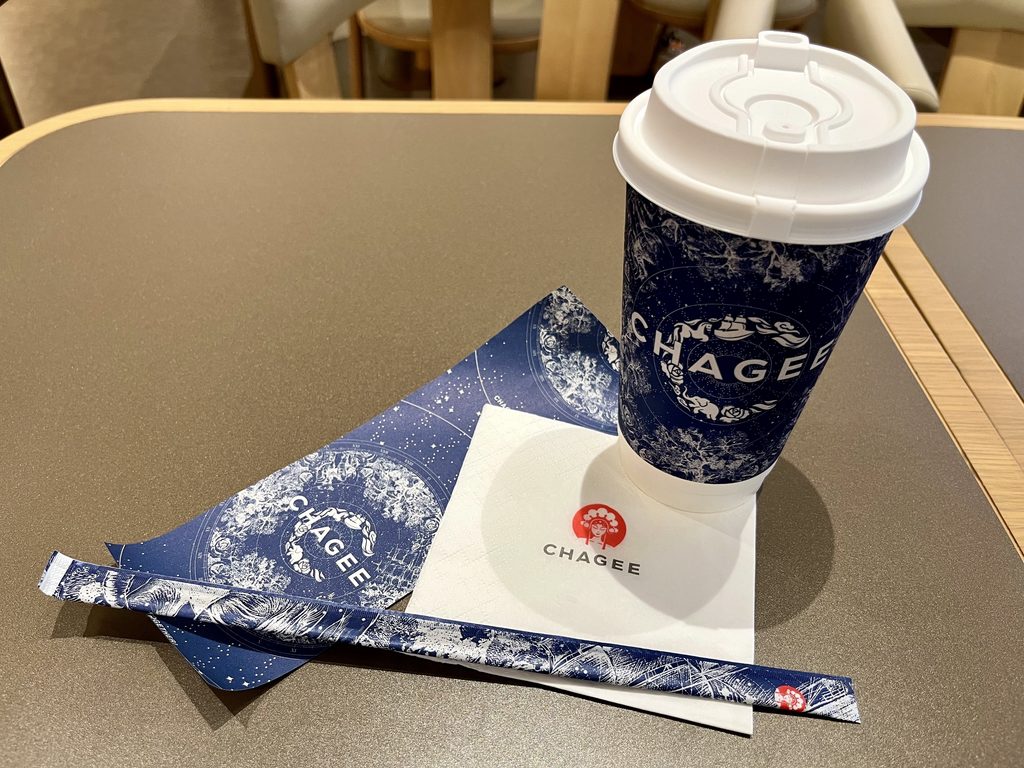 CHAGEEのドリンクとレシート、ブルーで統一したデザイン