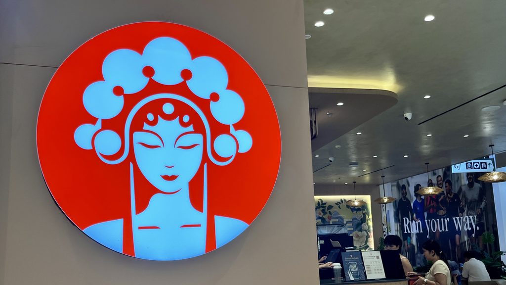 店舗前に掲げられたCHAGEEのロゴマーク