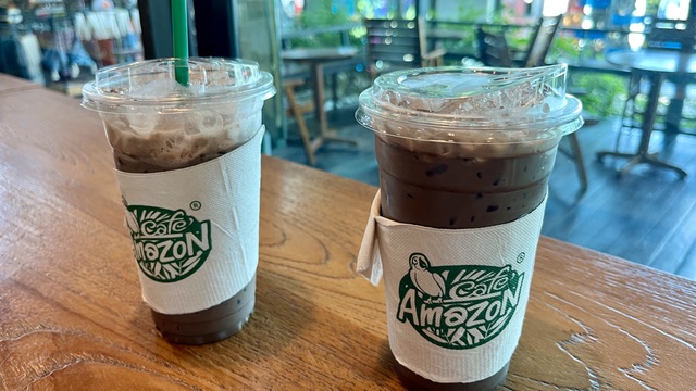 Café Amazonの店内のカウンター、アイスチョコレートが並ぶ