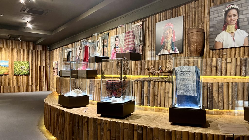 ランナー郷土史博物館の様子、山岳民族の写真や衣装が並ぶ