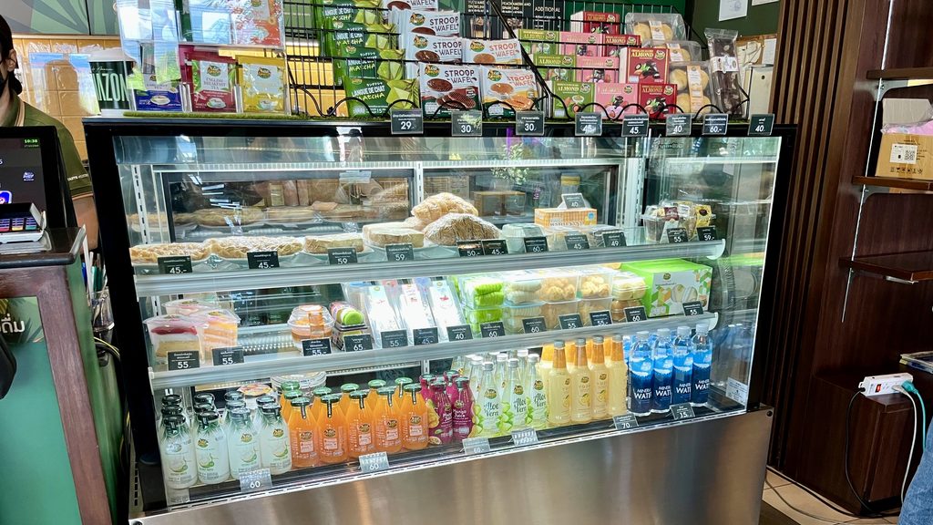 Café Amazonのレジカウンター横のショーケース、ドリンクやスナックが陳列する