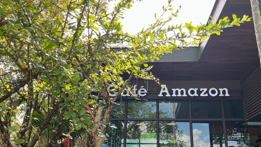 ガソリンスタンドの敷地内にある「Café Amazon」(カフェ・アマゾン)