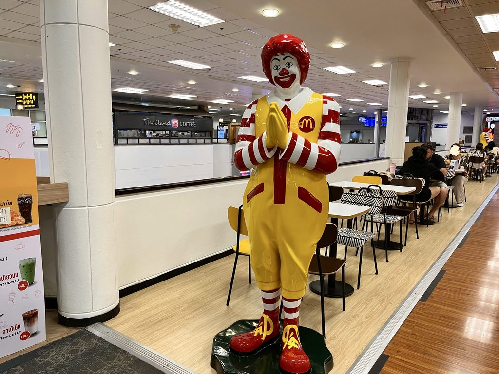 チェンマイ国際空港内のマクドナルドの店舗前にあるドナルド像