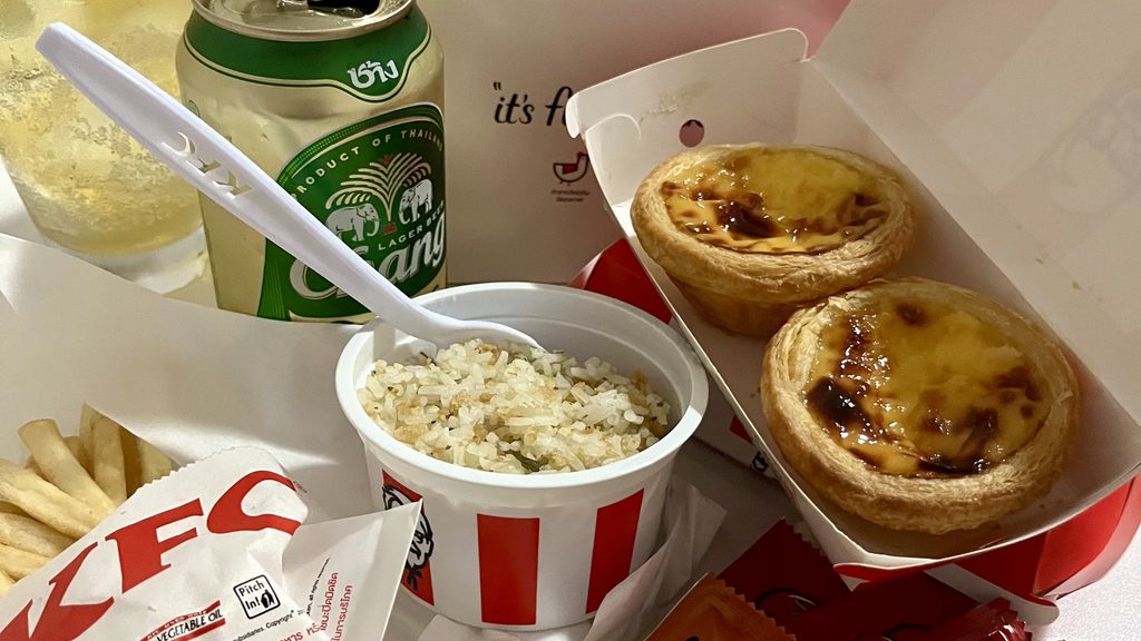 Grabフードで注文したKFCのエッグタルト、ポテトとライスが並ぶ