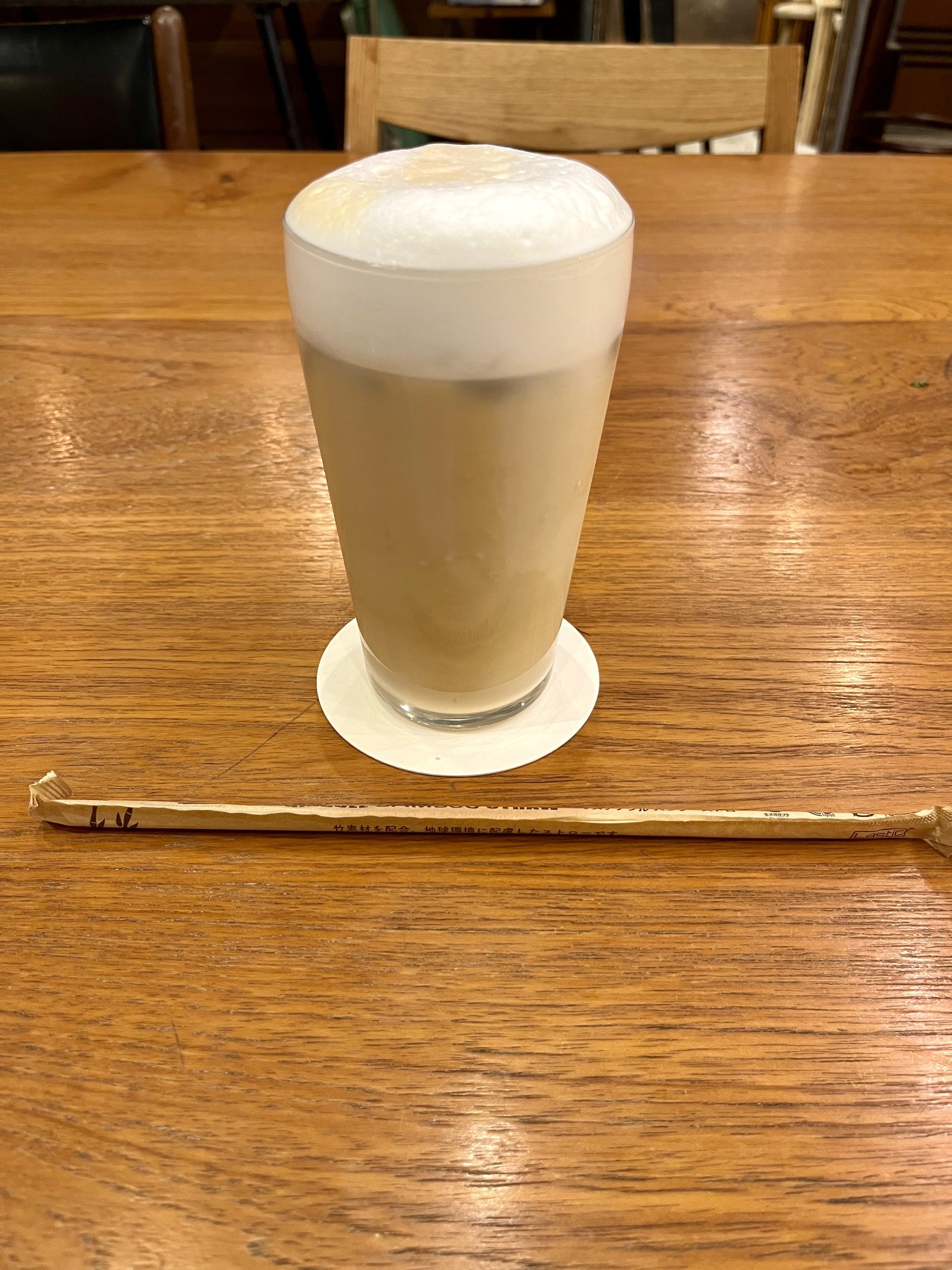 カフェのテーブルに置かれたアイスカフェラテ